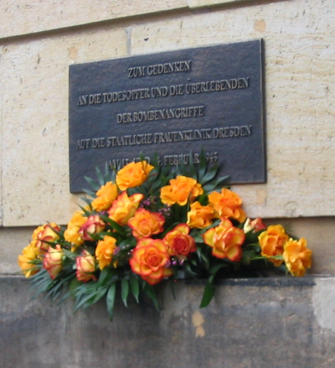 Gedenktafel mit Blumen